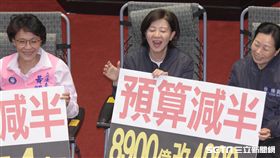 立法院,前瞻法案,國民黨立委夜宿主席台,羅明才、嚴寬恒、廖國棟、陳雪生、賴士葆、楊鎮浯試躺躺椅。 圖／記者林敬旻攝