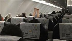 泰國曼谷飛桃園機場的虎航班機上，婦人光腳放椅背上／爆料公社