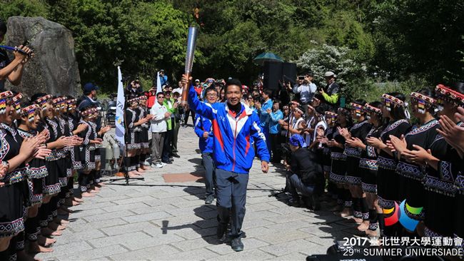 世大運玉山聖火隊出發　7日將攻頂