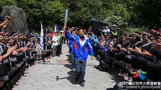 世大運玉山聖火隊出發　7日將攻頂