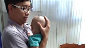 男嬰毫不怕生見人就討抱，模樣著實令人憐惜。（圖／翻攝畫面）