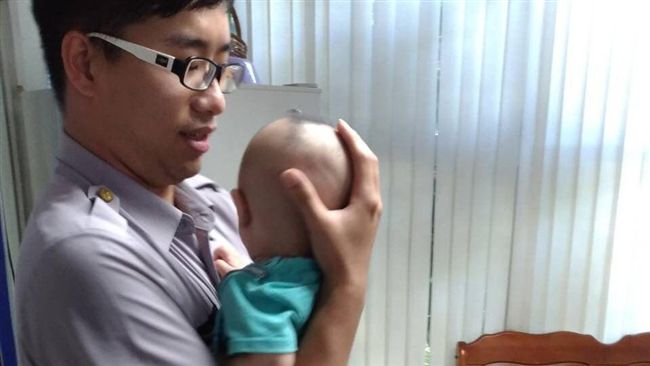 婦棄稚子燒炭　警化身奶爸破門救人