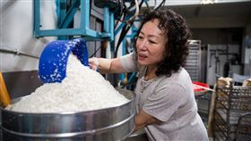 【百年米粉廠】每月只領2千元的媳婦　鄰居小學生都替她抱屈 （圖／鏡週刊）