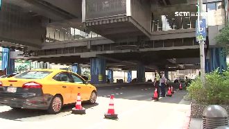 桃捷站體疑太低　吊臂車衝撞橋體毀損