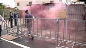 反年改抗議蔡英文 放煙霧彈.按喇叭示威