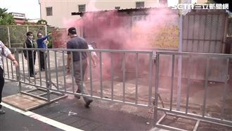 蔡英文赴高雄　反年改放煙霧彈示威