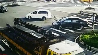 聯結車撞機捷橋體　駕駛緊張跑錯警局