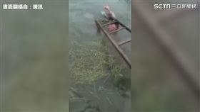兒子遭父親壓入水中