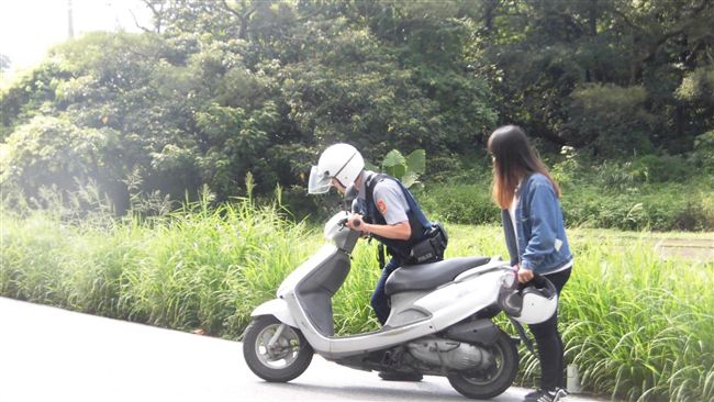 新手女大生機車突拋錨　暖警揮汗協助