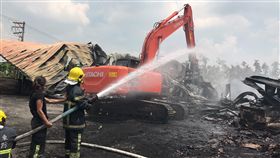 屏東,萬丹,塑膠工廠,火警,大火,消防隊,烤漆,後照鏡,熔化(潘孟安fb https://www.facebook.com/pan.menan1/posts/10155279788675631 )
