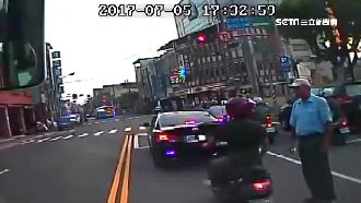 不滿被超車！機車龜速擋公車路中爭論