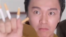 影／五支菸不是5＞4！周星馳電影用的梗　正妹解釋給你聽
圖／翻攝自Ashly愛殊莉.老陳臉書
https://www.facebook.com/ashlychan0113/videos/1561544740530958/