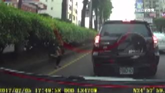 男童吵架竟跳車　母快車道臨停暴走