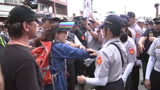 蔡英文赴高雄贈匾　反年改9人遭帶離
