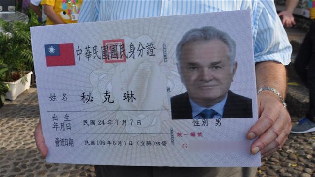 來台半世紀貢獻文化　義神父獲身分證