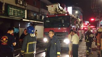 新北鶯歌晚間驚傳火警　3人陽台救出