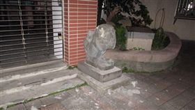 北投區逸仙國小「石狛犬」石像連兩天遭人砸毀，警方目前已掌握兩名駕駛黑色轎車的男子涉有重嫌，將進一步約談兩人到案說明（翻攝畫面）