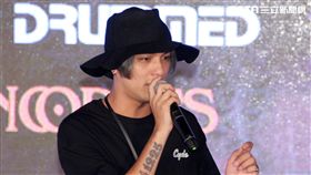 紋身藝術音樂祭記者會，藝人嘎嘎、猴子飛行員、妮可醬、林哲儀、麵麵、Trash、Billy Drummed、PISCO、台客電力公司，出席練習紋身。（記者邱榮吉/攝影）