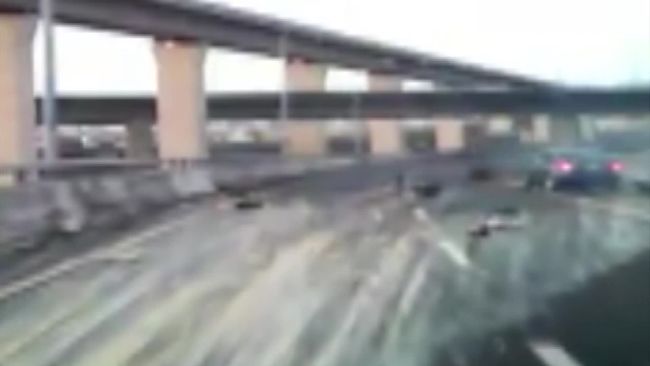 貨車失速甩尾撞護欄　蛋洗國道路面