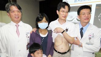 捐肝誓救癌妻　他不顧傷口衝病房守候