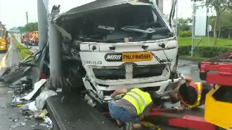 貨車撞預拌混泥車　車門悚被削掉一半