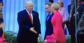 川普與杜達（Andrzej Duda）夫人握手卻撲空。（圖／翻攝自MediaViralNews YouTube）