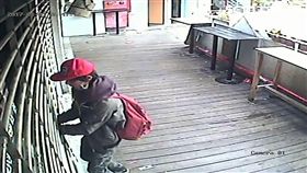 詹男偷遍西門町紅樓旁的情趣用品店，3間店一共損失約20萬元，以及俗稱「屌環」的陽具環22個，警方循線將他逮捕，他卻辯稱陽具環全用光了（翻攝畫面）