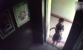 屁孩關女童進電梯_https://www.youtube.com/watch?v=3X7iGxrfTwc