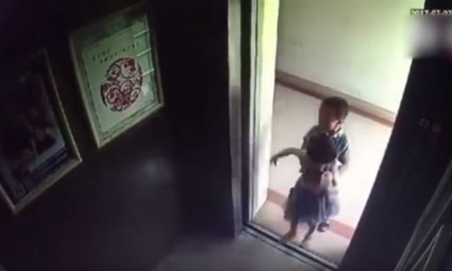 5歲屁孩關女童進電梯　害她墜樓亡