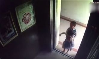 5歲屁孩關女童進電梯　害她墜樓亡