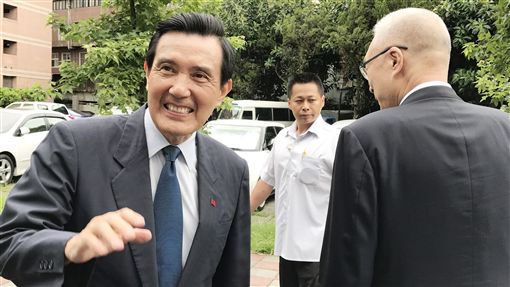 紀念七七抗戰80週年 馬英九吳敦義出席紀念七七抗戰80週年,中國國民黨與政治大學人文中心合辦「紀念全民抗日戰爭爆發80週年學術研討會」,前總統馬英九(左)與國民黨主席當選人吳敦義(右)7日應邀出席,馬英九致詞結束後,在吳敦義陪同下離去。中央社記者謝佳珍攝 106年7月7日