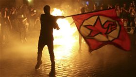 美國總統川普首次出席20國集團（G20）峰會前夕，示威活動今天深夜演變成暴力事件。德國警方與一群蒙面投擲瓶子和石頭的反資本主義核心活躍人士爆發衝突，造成76名警察受傷。（圖／路透社／達志影像）