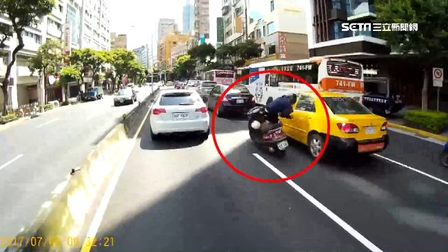 車陣中狂鑽撞上小黃　騎士前空翻慘摔