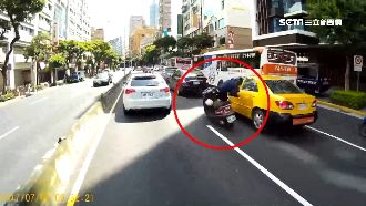 車陣中狂鑽撞上小黃　騎士前空翻慘摔