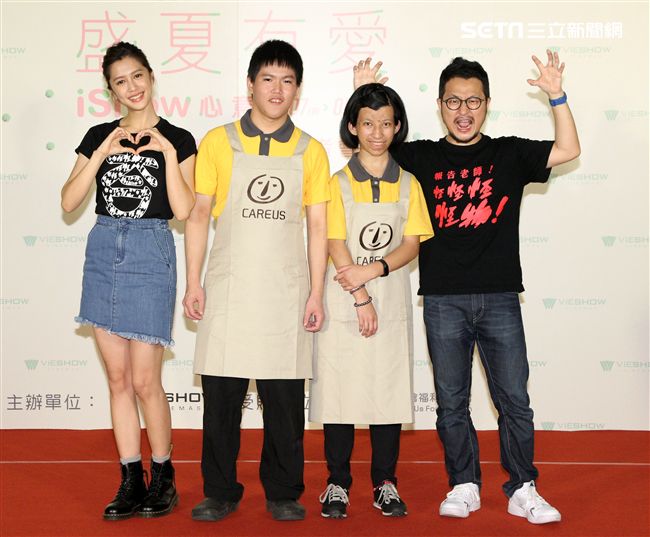 導演九把刀、演員劉奕兒兩人與喜憨兒一起彩繪餅乾，為「盛夏有愛 iShow 心意」送愛饗公益。（記者邱榮吉/攝影）