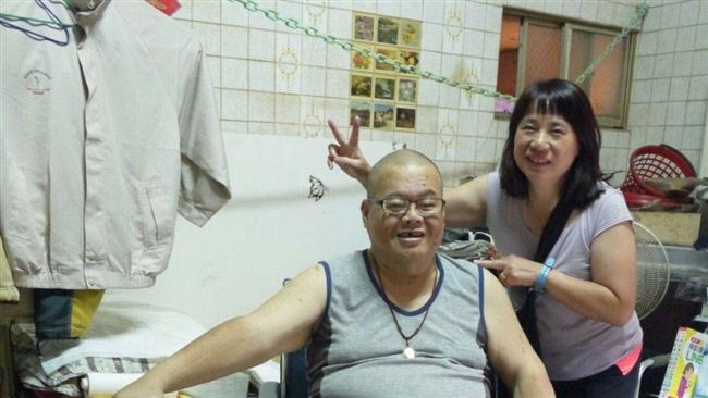 相挺渡難關！象腿人林建中極待援助