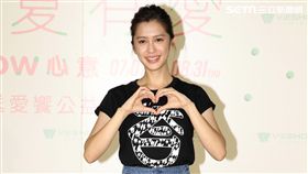 導演九把刀、演員劉奕兒兩人與喜憨兒一起彩繪餅乾，為「盛夏有愛 iShow 心意」送愛饗公益。（記者邱榮吉/攝影）