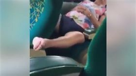 客運,交通工具,阿嬤,統聯,腳,前座,扶手,噁心,公德心
（圖／翻攝自爆料公社）