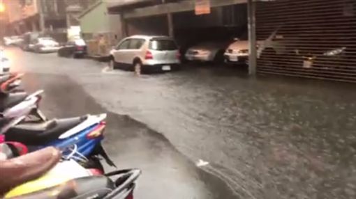 福州路中北路口淹水超過50公分　圖／翻攝自我是中壢人