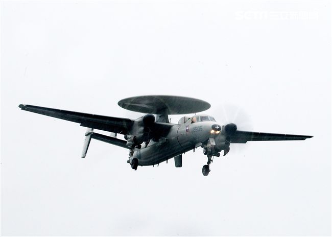 中華民國空軍E-2K（稱為鷹眼） 2006年4月在屏東基地正式舉行成軍，先進的NP2000型8葉螺旋槳，這樣可有效降低噪音及震動、提高飛行性能和系統可靠性，加裝Link16資料鏈之後，預警機能夠傳送大量雷達資料給戰機飛行員，直接導引戰機作戰。（記者邱榮吉/攝影）