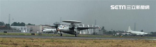 中華民國空軍E-2K（稱為鷹眼） 2006年4月在屏東基地正式舉行成軍，先進的NP2000型8葉螺旋槳，這樣可有效降低噪音及震動、提高飛行性能和系統可靠性，加裝Link16資料鏈之後，預警機能夠傳送大量雷達資料給戰機飛行員，直接導引戰機作戰。（記者邱榮吉/攝影）