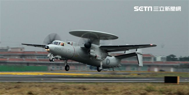 中華民國空軍E-2K（稱為鷹眼） 2006年4月在屏東基地正式舉行成軍，先進的NP2000型8葉螺旋槳，這樣可有效降低噪音及震動、提高飛行性能和系統可靠性，加裝Link16資料鏈之後，預警機能夠傳送大量雷達資料給戰機飛行員，直接導引戰機作戰。（記者邱榮吉/攝影）