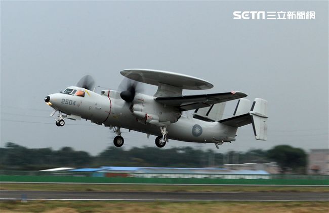 中華民國空軍E-2K（稱為鷹眼） 2006年4月在屏東基地正式舉行成軍，先進的NP2000型8葉螺旋槳，這樣可有效降低噪音及震動、提高飛行性能和系統可靠性，加裝Link16資料鏈之後，預警機能夠傳送大量雷達資料給戰機飛行員，直接導引戰機作戰。（記者邱榮吉/攝影）