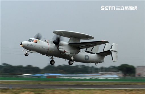 中華民國空軍E-2K（稱為鷹眼） 2006年4月在屏東基地正式舉行成軍，先進的NP2000型8葉螺旋槳，這樣可有效降低噪音及震動、提高飛行性能和系統可靠性，加裝Link16資料鏈之後，預警機能夠傳送大量雷達資料給戰機飛行員，直接導引戰機作戰。（記者邱榮吉/攝影）