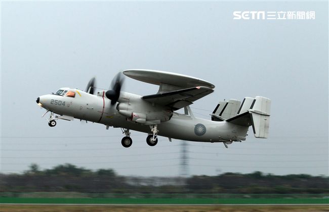 中華民國空軍E-2K（稱為鷹眼） 2006年4月在屏東基地正式舉行成軍，先進的NP2000型8葉螺旋槳，這樣可有效降低噪音及震動、提高飛行性能和系統可靠性，加裝Link16資料鏈之後，預警機能夠傳送大量雷達資料給戰機飛行員，直接導引戰機作戰。（記者邱榮吉/攝影）