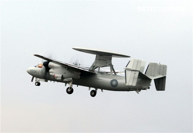 中華民國空軍E-2K（稱為鷹眼） 2006年4月在屏東基地正式舉行成軍，先進的NP2000型8葉螺旋槳，這樣可有效降低噪音及震動、提高飛行性能和系統可靠性，加裝Link16資料鏈之後，預警機能夠傳送大量雷達資料給戰機飛行員，直接導引戰機作戰。（記者邱榮吉/攝影）
