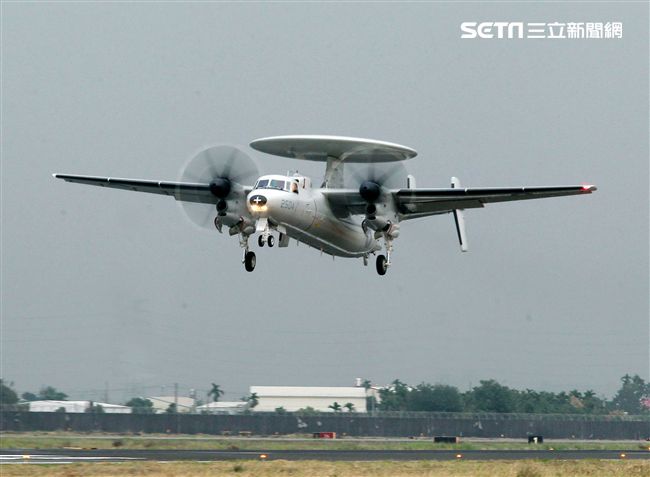 中華民國空軍E-2K（稱為鷹眼） 2006年4月在屏東基地正式舉行成軍，先進的NP2000型8葉螺旋槳，這樣可有效降低噪音及震動、提高飛行性能和系統可靠性，加裝Link16資料鏈之後，預警機能夠傳送大量雷達資料給戰機飛行員，直接導引戰機作戰。（記者邱榮吉/攝影）