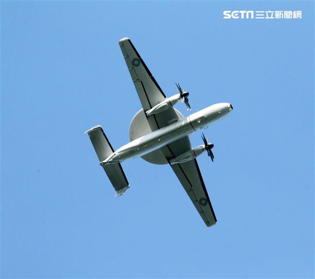 中華民國空軍E-2K（稱為鷹眼） 2006年4月在屏東基地正式舉行成軍，先進的NP2000型8葉螺旋槳，這樣可有效降低噪音及震動、提高飛行性能和系統可靠性，加裝Link16資料鏈之後，預警機能夠傳送大量雷達資料給戰機飛行員，直接導引戰機作戰。（記者邱榮吉/攝影）