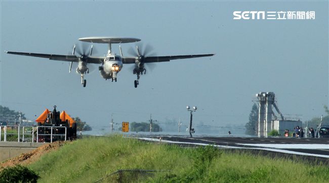 中華民國空軍E-2K（稱為鷹眼） 2006年4月在屏東基地正式舉行成軍，先進的NP2000型8葉螺旋槳，這樣可有效降低噪音及震動、提高飛行性能和系統可靠性，加裝Link16資料鏈之後，預警機能夠傳送大量雷達資料給戰機飛行員，直接導引戰機作戰。（記者邱榮吉/攝影）