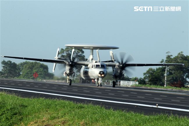 中華民國空軍E-2K（稱為鷹眼） 2006年4月在屏東基地正式舉行成軍，先進的NP2000型8葉螺旋槳，這樣可有效降低噪音及震動、提高飛行性能和系統可靠性，加裝Link16資料鏈之後，預警機能夠傳送大量雷達資料給戰機飛行員，直接導引戰機作戰。（記者邱榮吉/攝影）